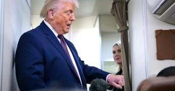 Trump e il livido sulla mano: “Ho sbattuto, sto benissimo”