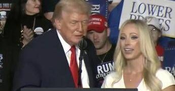 Trump e l’ammiratrice affascinante: “Sei bellissima, ora sono nei guai”