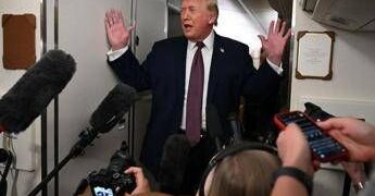 Trump, il nuovo guasto e il rapporto pessimo con l’Air Force One: “Vecchio e piccolo”