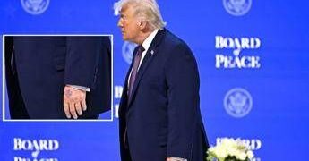 Trump, nuovo grande livido sul dorso della mano sinistra: il dettaglio non passa inosservato