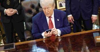 Trump pubblica i messaggi privati di Macron. Ma cosa rischia (in Italia) chi fa come lui?