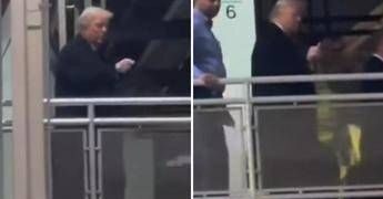 Trump risponde al contestatore, insulto e dito medio