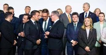 Ucraina, Meloni a Parigi tiene il punto: “No a truppe italiane ma sostegno a Kiev”