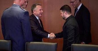 Ucraina, Zelensky e Witkoff proseguono colloqui a Parigi per cessate fuoco