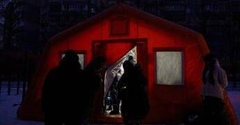 Ucraina, ondata di droni russi su Kiev: proseguono stop a corrente