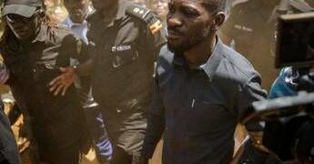 Uganda, leader opposizione Bobi Wine portato via con elicottero militare