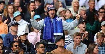 Urlano, cantano e vengono ‘ammoniti’ dall’arbitro: tifosi molesti (e ubriachi) agli Australian Open
