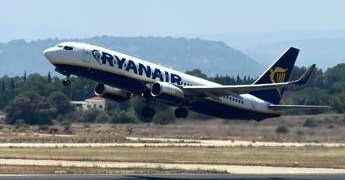 Ustionata con un caffé caldo in aereo, Ryanair la risarcisce