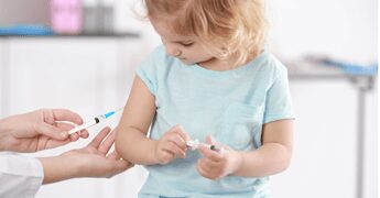 Vaccinazioni, pediatri: “Negli Usa il ritorno al passato mette a rischio i bambini”