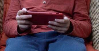 Valditara lancia l’allarme: “Bambini di sei anni già sui siti porno”. L’appello ai genitori