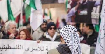 “Vergogna, fuori i sionisti dal corteo”: insulti a cronista Il Giornale al corteo Pro Pal di Milano