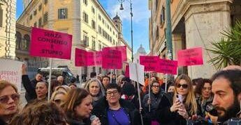 Violenza sulle donne, manifestazione di fronte al Senato: protesta contro testo Bongiorno