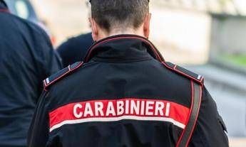 Vuole dare fuoco alla moglie, figlio nasconde accendino fino all’arrivo dei carabinieri