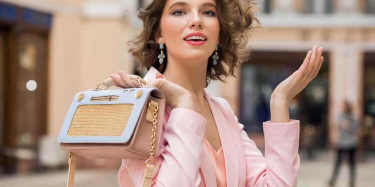 Gli accessori che fanno davvero la differenza in un outfit minimal