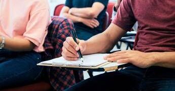 Allarme spritz a colazione, i rischi per gli studenti: “Effetti immediati su cervello”