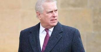Andrew, via i titoli e la casa… ma non i privilegi funebri