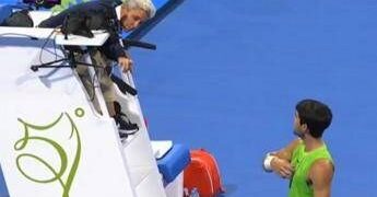 Arbitro gli rifila un warning, Alcaraz si infuria: la lite a Doha