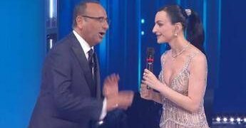 Arisa offre tranquillanti a Carlo Conti… ma è FantaSanremo