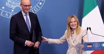 Asse tra Germania e Italia per l’Europa, Macron rilancia con gli eurobond e il ‘buy european’