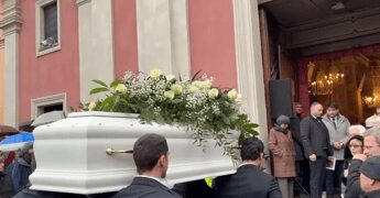 Asti, è il giorno del funerale di Zoe Trinchero: bara bianca coperta di rose