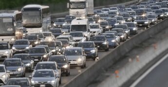 Autostrade, in coda per traffico e cantieri: da oggi scatta il rimborso del pedaggio