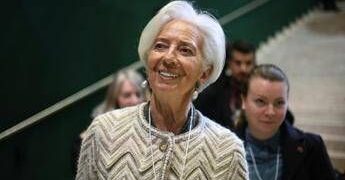 Bce, Lagarde smentisce le voci sulle dimissioni: “Resterò fino a fine mandato”