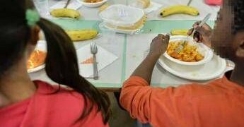 Bimbi a tavola, studio: “Mangiare senza aiuto favorisce sviluppo linguaggio”