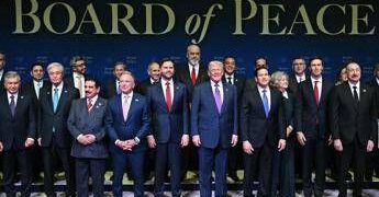 Board of Peace al via, Trump: “Pace facile da dire ma difficile da fare”. E avverte l’Iran: “Accordo o cose brutte”