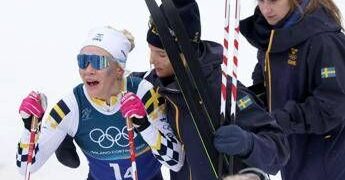 Cade la campionessa, cade lo skiman, poi la Svezia rimonta ed è argento alle Olimpiadi. Cos’è successo nella staffetta sci di fondo