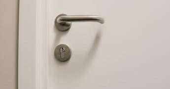 Carta stagnola sulle maniglie delle porte, un gesto gentile verso la propria casa