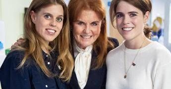 Che ne sarà di Fergie, Beatrice ed Eugenia dopo l’inchiesta su Andrew e Epstein?