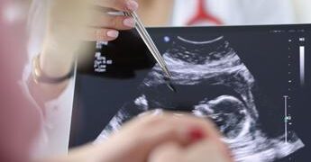 Chirurgia, si rompe l’aorta e viene operata con il bimbo in utero, intervento record a Milano