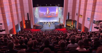 Coface stima crescita globale 2026 al 2,6%, revisioni al rialzo in Risk Review