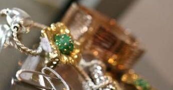 Da gioielli famiglia a posate nonna, è corsa ai compro oro