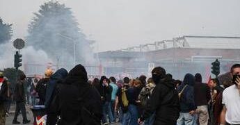 Disordini nei cortei pro Pal a Torino, eseguite 18 misure cautelari