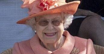 Elisabetta II, ritrovata lettera scritta quando aveva 10 anni: le premure e i disegni perfetti – Foto