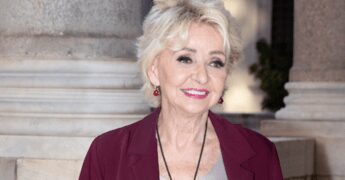 Enrica Bonaccorti e l’abbraccio con Renato Zero, il retroscena a ‘La volta buona’