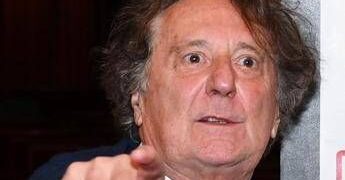 Enzo Iacchetti diffida Meta e querela autori di post che lo accostano ai nazisti