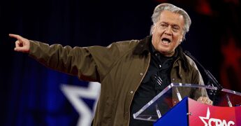 “Faremo cadere Papa Francesco”, il piano di Bannon nelle mail a Epstein