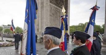 Francia, polizia spara a uomo armato di coltello all’Arc de Triomphe