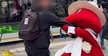 Gabibbo malmenato a Milano, spintoni al celebre pupazzo di Striscia