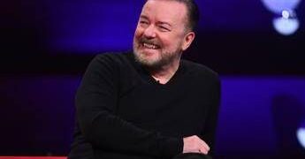 Grammy 2026, “ancora non ascoltano”: Ricky Gervais riposta un suo discorso dopo gli attacchi all’Ice