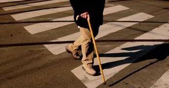 Il 20% degli over 65 cade almeno una volta l’anno, una scarpa intelligente può evitarlo