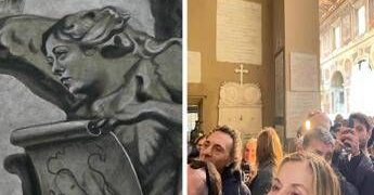 In centinaia nella basilica romana per vedere l’affresco che somiglia a Meloni