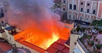 Incendio all’alba di oggi a Napoli, in fiamme il Teatro Sannazaro – IL VIDEO DEL ROGO