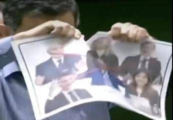 Iran, deputato straccia foto dei leader europei: c’è anche Mattarella. Tajani convoca l’ambasciatore