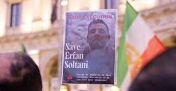Iran, il legale di Erfan Soltani: “E’ stato rilasciato su cauzione”