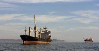 Iran, l’ipotesi di una guerra con gli Usa fa salire il petrolio: arma di rappresaglia per Teheran