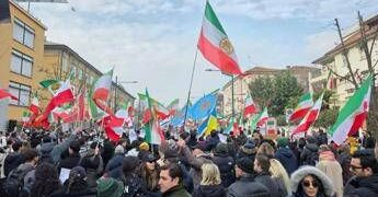 Iran, proteste di fronte al consolato di Milano: “Viva lo Shah”