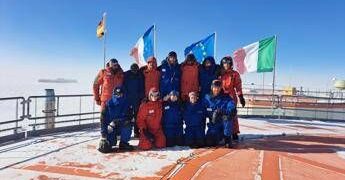 Isolati a -80°C nel buio totale: inizia l’odissea di 12 eroi dell’Antartide